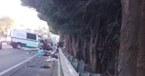 El choque se registró en el acotamiento de los carriles que conducen a la capital del país.