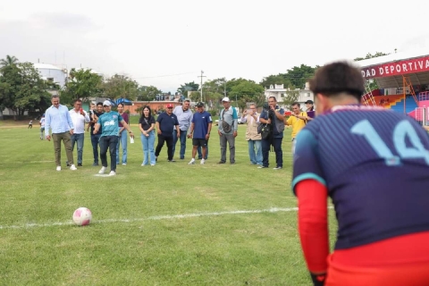 Acompañado del presidente del Real Morelos 27, Carlos Hermosillo, el alcalde de Jiutepec, Éder Rodríguez Casillas, dio la patada inaugural de la participación del equipo en el estadio Moisés Galindo.