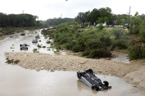 Aumenta a 11 cifra de muertos por inundaciones en San Antonio, Texas