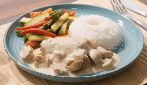 Pechugas en crema de champiñones: una receta fácil y económica para la comida