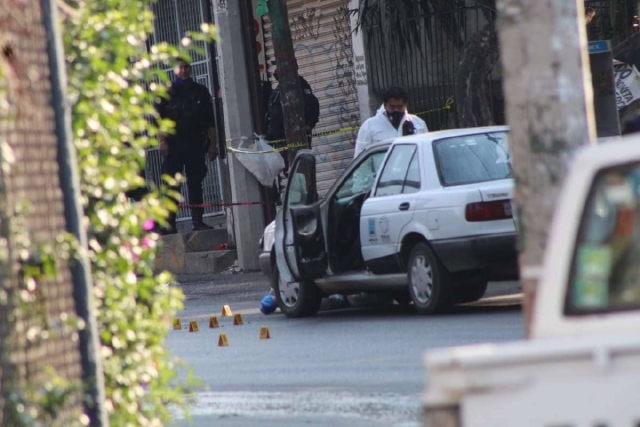  El parabrisas del taxi tenía varios impactos de bala en el lado del conductor.