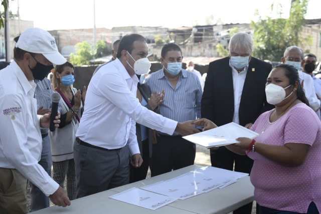Cumplen gobiernos de México y Morelos con familias de Patios de la Estación