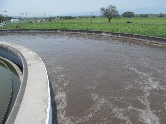   A pesar de que supuestamente ya estaba operando al 100 por ciento, en realidad por un tiempo la PTAR de Zacatepec descargó agua contaminada a los campos de cultivo.