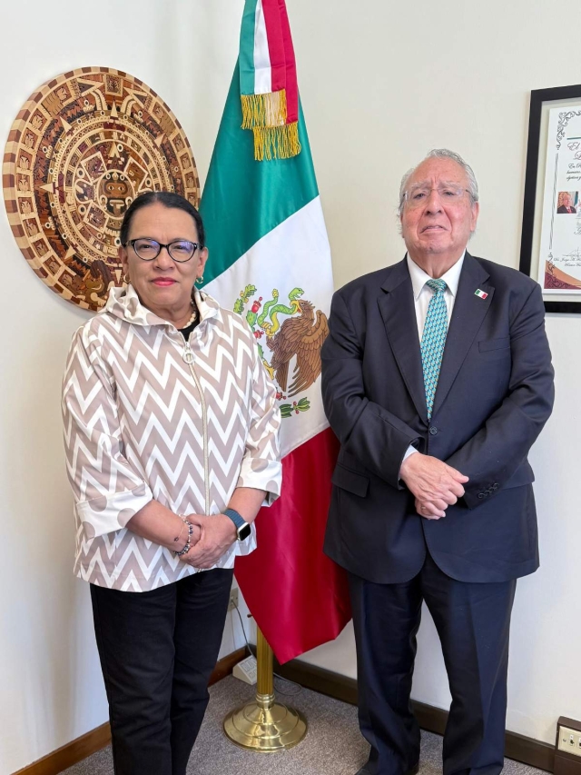 La titular de la Segob, Rosa Icela Rodríguez, y el embajador de México en la Santa Sede, Alberto Barranco Chavarría. 