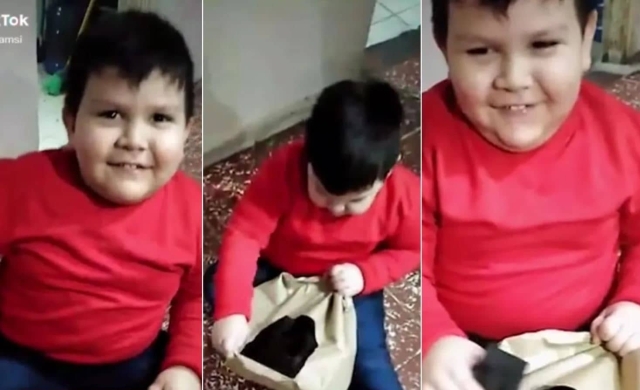 Niño recibe carbón como regalo de Navidad.