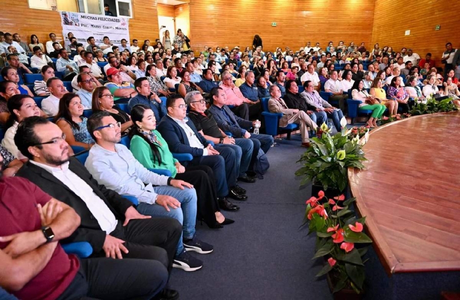 Mario Cortés Montes rindió su mensaje en el auditorio Gral. Emiliano Zapata, en el campus Chamilpa de la UAEM.     