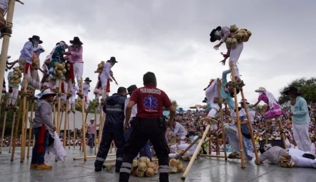 Danzantes de la Guelaguetza caen en pleno escenario