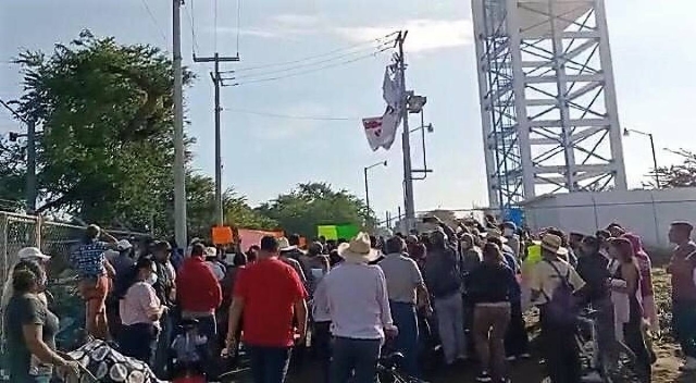 Decenas de personas se reunieron en el pozo para tomar el control.