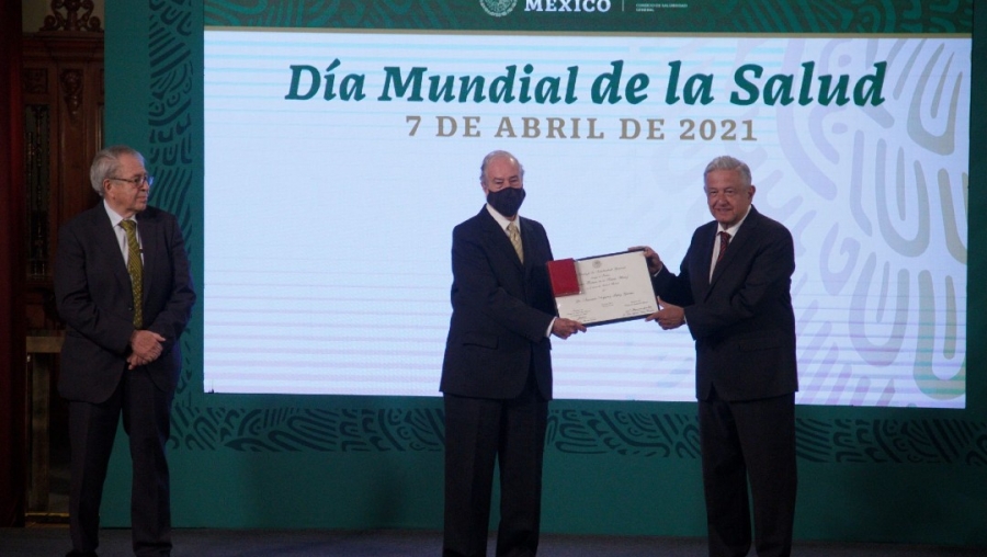 AMLO entregó premios al Mérito a personal médico.