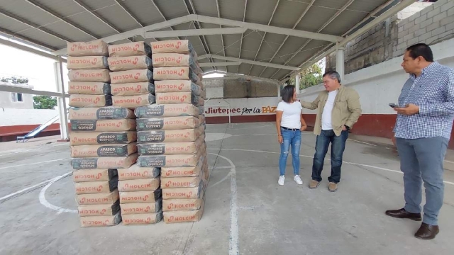 Rafael Reyes entrega material para obra pública en centros de población