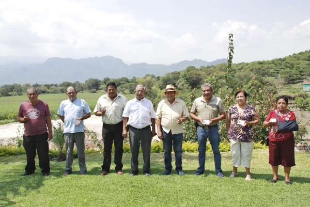 Los nuevos representantes ejidatarios recibieron sus credenciales.