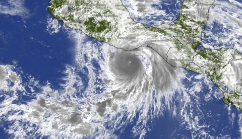 Erick alcanza categoría 2 rumbo a Oaxaca y Guerrero; podría intensificarse a 3