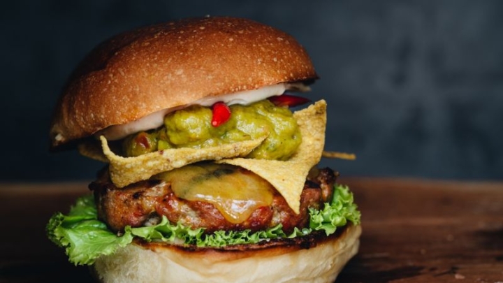 Prepara una rica hamburguesa a la mexicana con guacamole, te decimos cómo