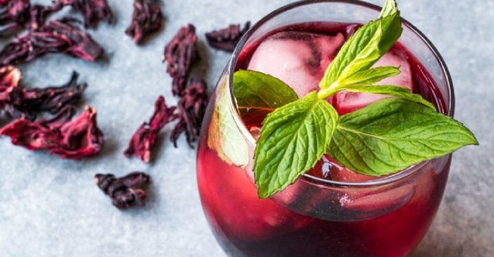 Agua de jamaica y canela para refrescarte en un día caluroso