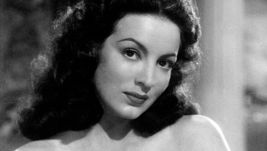 El Look de María Félix que Inspira a Llevar Pantalones Palazzo Blancos a la Oficina en Primavera 2025