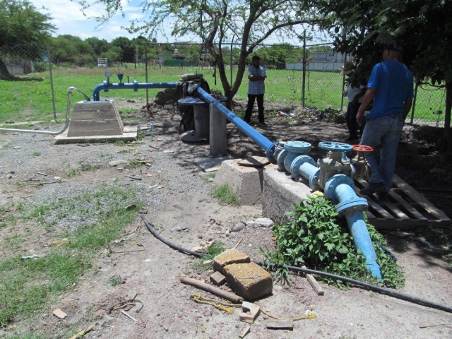 El año pasado, el alcalde presumió que había resuelto el problema del agua, pero en realidad el nuevo pozo no dio el gasto suficiente. El ayudante dijo que buscarán tomar medidas de presión.