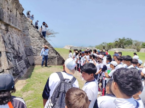 Alumnos participaron en un recorrido por la zona arqueológica.