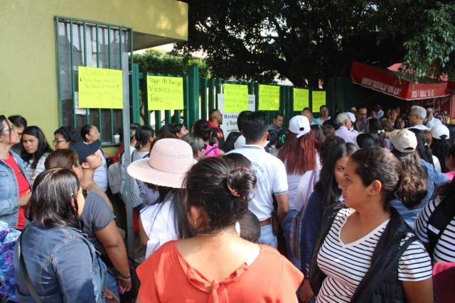 Trabajadores de escuelas ubicadas en la zona de influencia del volcán Popocatépetl bloquearon los accesos al IEBEM. Maestros jubilados también se manifestaron en la sede del organismo posteriormente. 