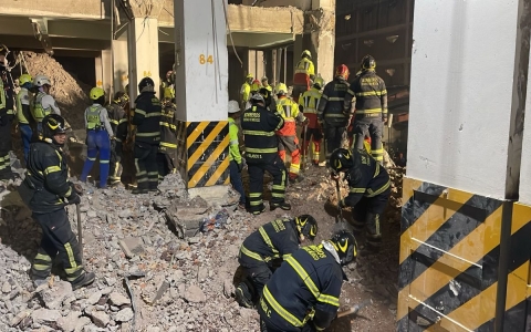 Localizan tercer cuerpo tras derrumbe de edificio en Ciudad de M&eacute;xico