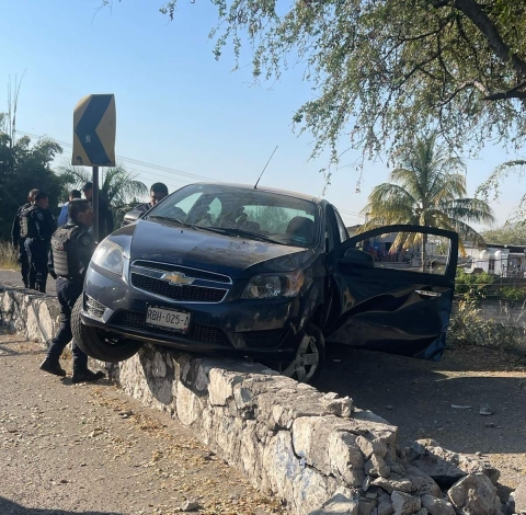 El conductor del auto fue arrestado tras impactarse.