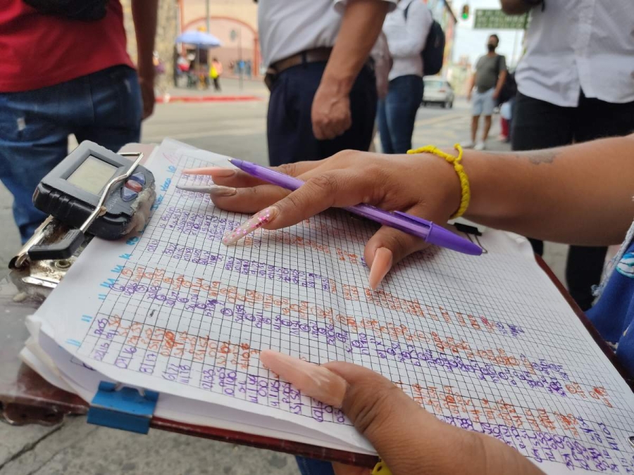 También estudio para técnica en colocación de uñas y predica con el ejemplo.