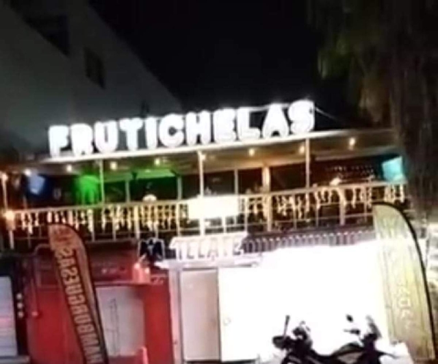 Los hombres estaban en la entrada del bar cuando los atacaron.