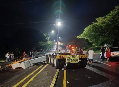 El conductor del tráiler no fue encontrado en el lugar del accidente.