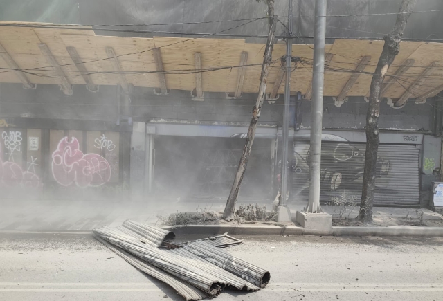 Edificio en demolici&oacute;n colapsa y deja tres atrapadas en CDMX