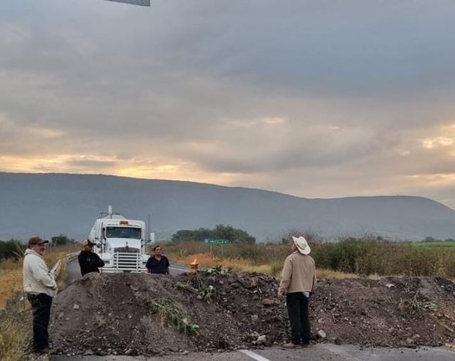 Inician integrantes del Movimiento Campesino Siglo XXI bloqueos en varios tramos carreteros