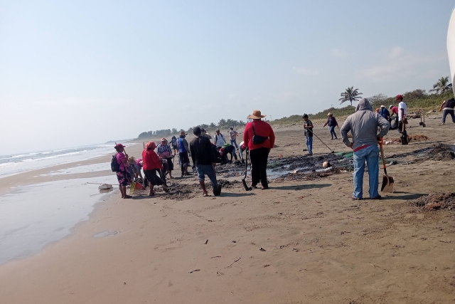 Pemex reporta presencia de hidrocarburo en costas de Veracruz y Tabasco