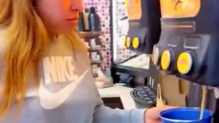 &#039;Lady café del Oxxo&#039;: mujer quería llenar su olla e irse sin pagar