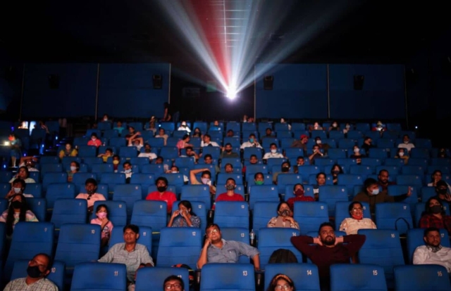 Cines de Perú dividen salas para vacunados y no vacunados.