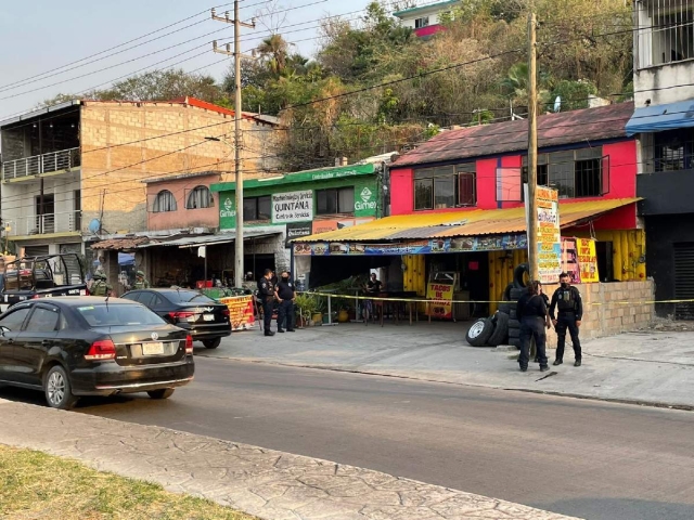 El hombre estaba consumiendo en el negocio cuando fue agredido.