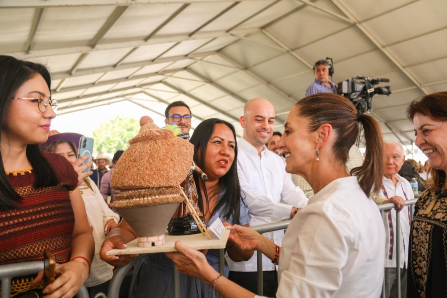 Entrega diputada Jazmín Solano López un cuexcomate a presidenta Claudia Sheinbaum