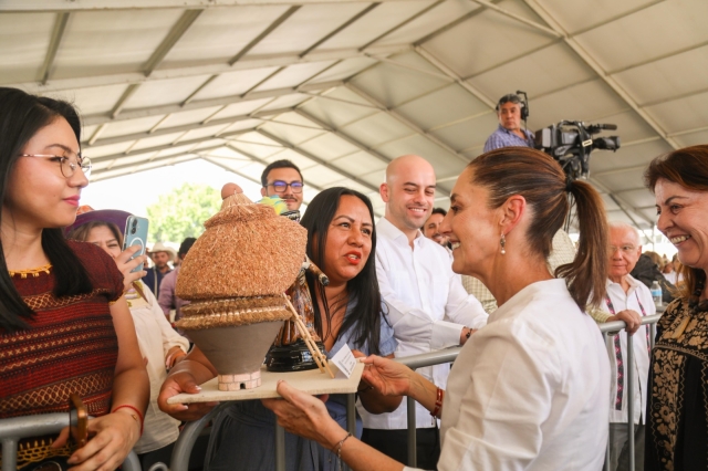 Entrega diputada Jazmín Solano López un cuexcomate a presidenta Claudia Sheinbaum
