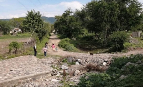 Además de la falta de agua, pobladores de El Terrero se quedan incomunicados en temporada de lluvias a falta de accesos seguros.