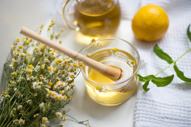 Recibe la primavera con este ritual con manzanilla para limpiar espacios