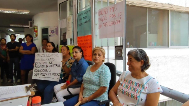 Trabajadores del sector salud protestaron de brazos caídos durante varios días.