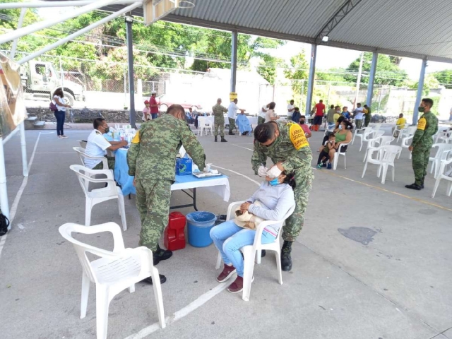 Elementos de la Sedena participaron en una jornada comunitaria en una de las colonias de Tlaltizapán.