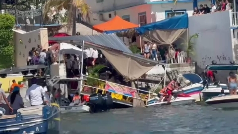 Las 30 personas cayeron al agua; dos de ellas fueron valoradas por paramédicos, pero no requirieron ser trasladas a un hospital.