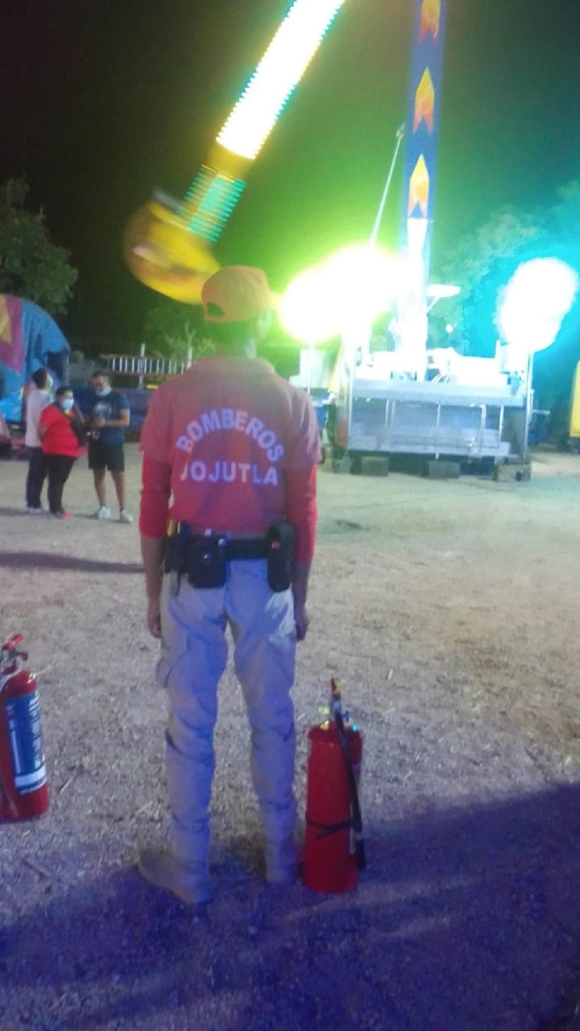 Personal de Protección Civil y Bomberos mantiene supervisión en la feria.