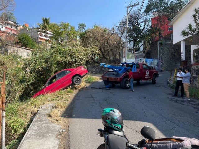  El conductor del auto sólo resultó con crisis nerviosa.