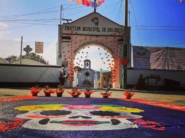 Lo visitantes al cementerio pudieron apreciar los arreglos.