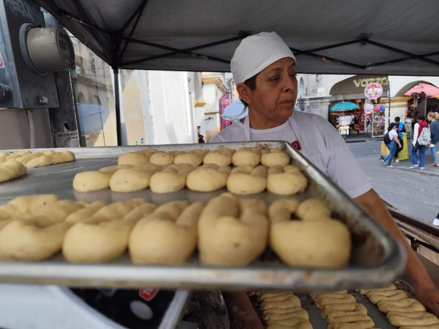 Irma Ocampo busca mantenerse al día en la demanda del público e incorpora variedades en el pan que elabora.   