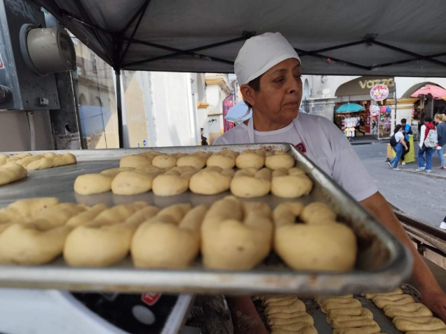 Irma Ocampo busca mantenerse al día en la demanda del público e incorpora variedades en el pan que elabora.   