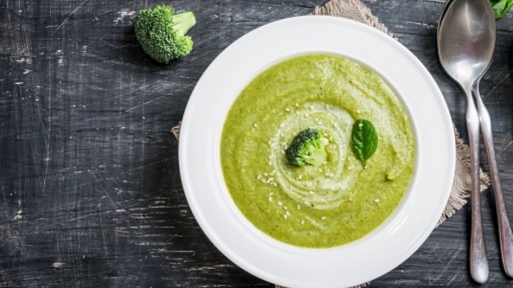 Sopa de brócoli con queso panela, disfruta de una rica cena muy sencilla de preparar