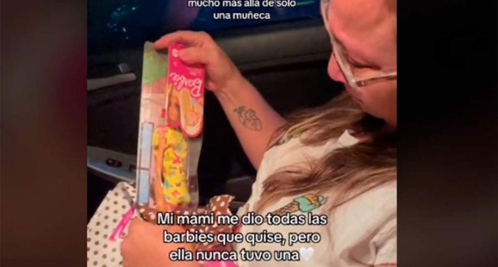 Madre llora al recibir su primer muñeca, tras estreno de &#039;Barbie&#039;