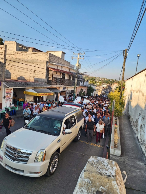 Aspecto de la caravana previa al sepelio del menor, en Tlaltizap&aacute;n.
