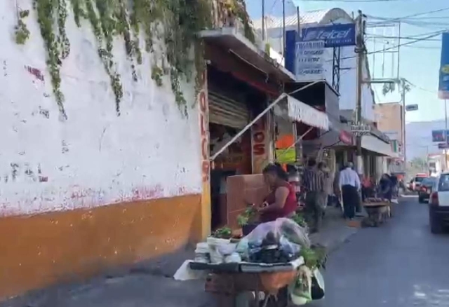 La invasión de las aceras pone en riesgo a los transeúntes que se ven en la necesidad de caminar por el arroyo vehicular.