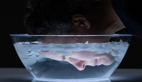 Sumergir la cara en agua con hielo: ¿moda viral o truco efectivo para el cuidado facial?